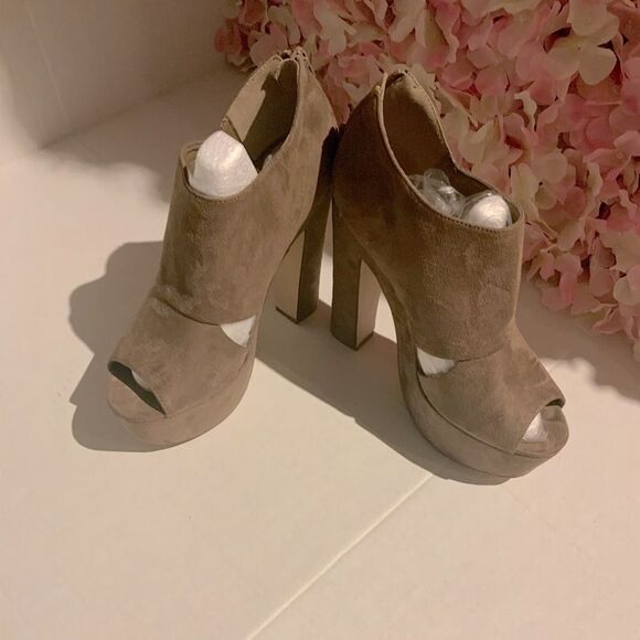 Tan Clog Charlotte Russe Heels - Picture 2 of 6